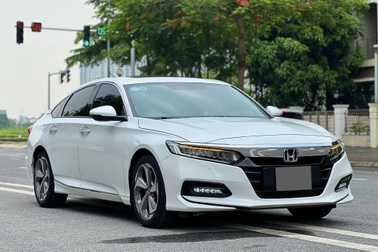 Loạt xe giảm mạnh hơn 200 triệu đồng trong "tháng cô hồn", có cả xe Đức