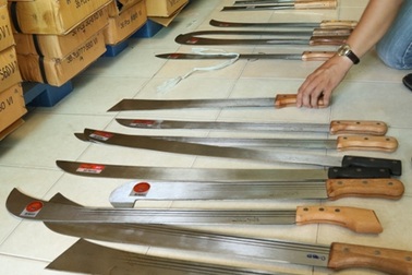 Tạm giữ hàng ngàn "nông cụ" là... mã tấu