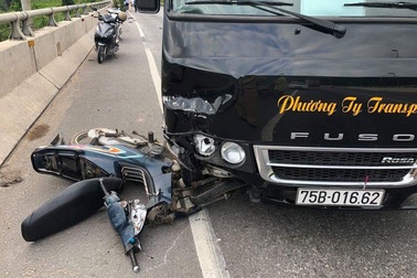 Công nhân làm đường bị xe khách đâm trọng thương