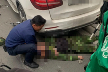Vụ lái taxi tông chết bảo vệ: Người dân góp tiền giúp đỡ gia đình nạn nhân
