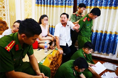 Căn biệt thự dát vàng và thủ đoạn cho vay lãi nặng