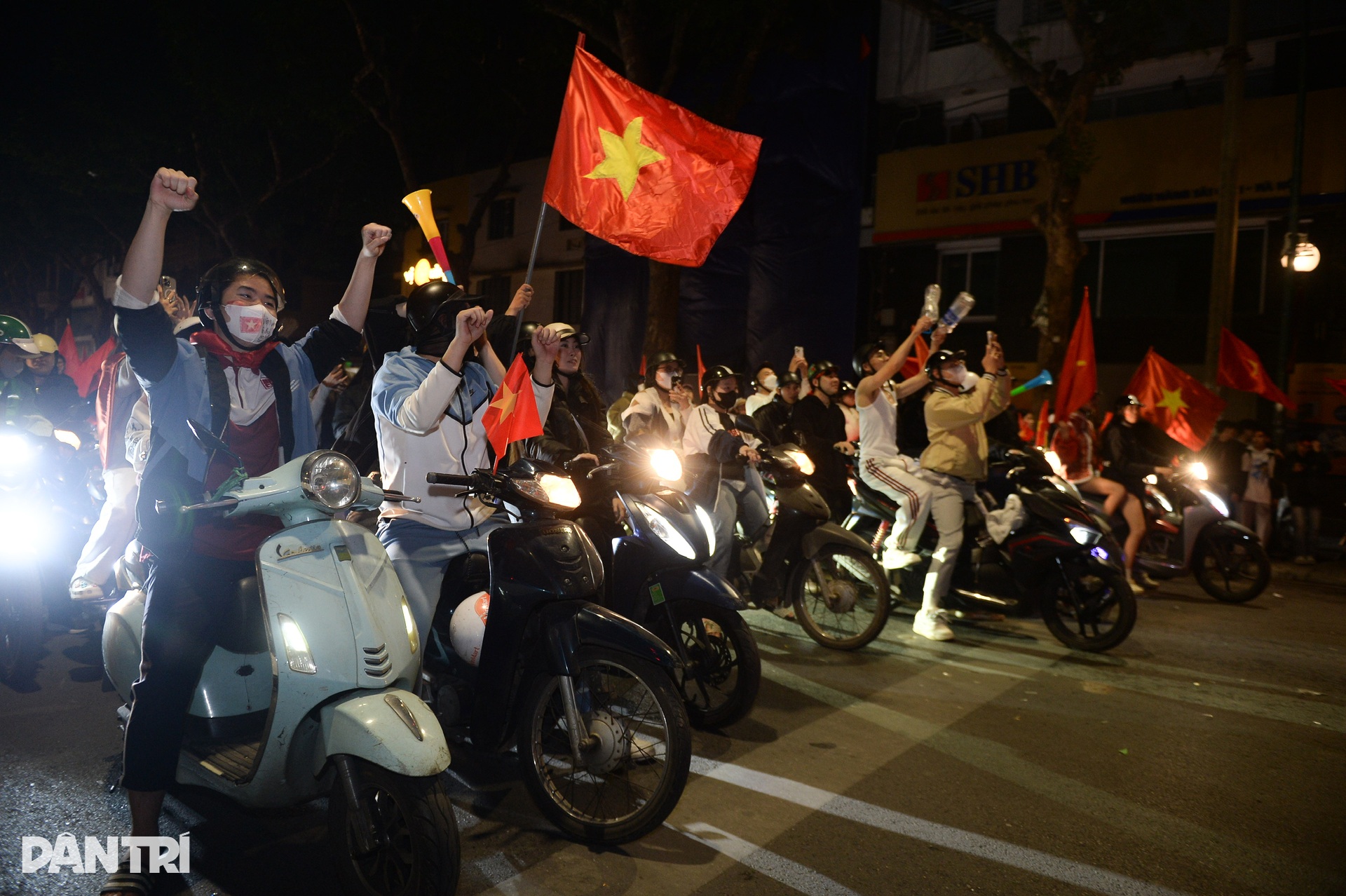 Đi bão ăn mừng - cùng dừng đèn đỏ - 9 Đi bão ăn mừng - cùng dừng đèn đỏ - 9