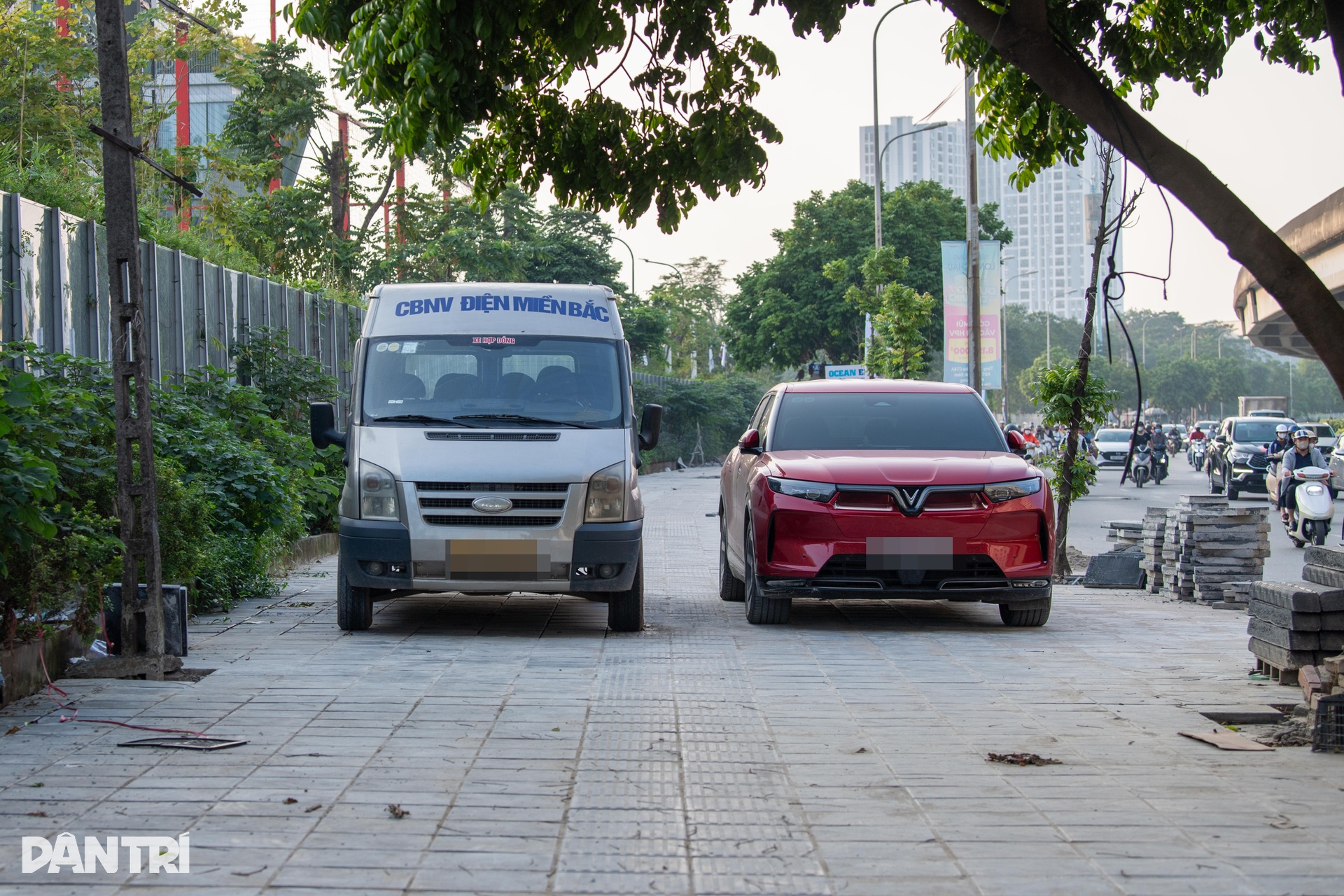 Nhức nhối tình trạng lấn chiếm vỉa hè, đẩy người đi bộ xuống đường ở Hà Nội - 11 Nhức nhối tình trạng lấn chiếm vỉa hè, đẩy người đi bộ xuống đường ở Hà Nội - 11