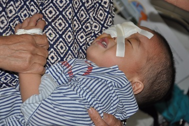 Bố mất, mẹ bị tâm thần, bé 4 tuổi lại nguy kịch vì bệnh ung thư