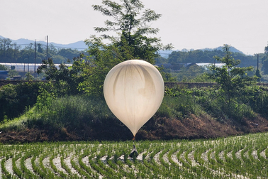 Hàn Quốc đình chỉ thỏa thuận quân sự với Triều Tiên sau vụ thả 15 tấn rác