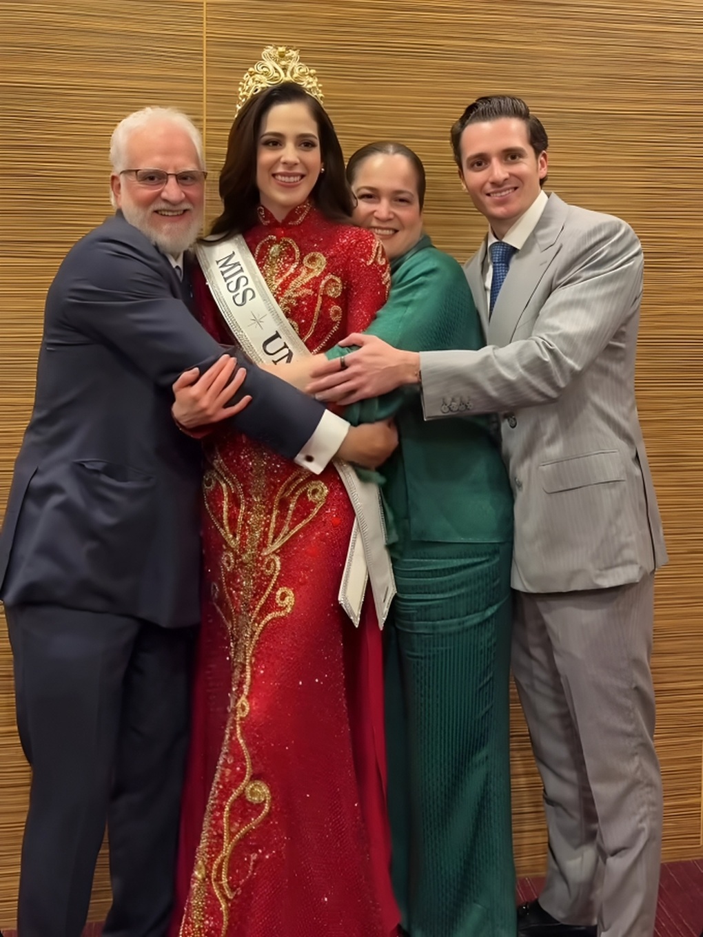 Gia thế ấn tượng của tân Hoa hậu Hoàn vũ - 2