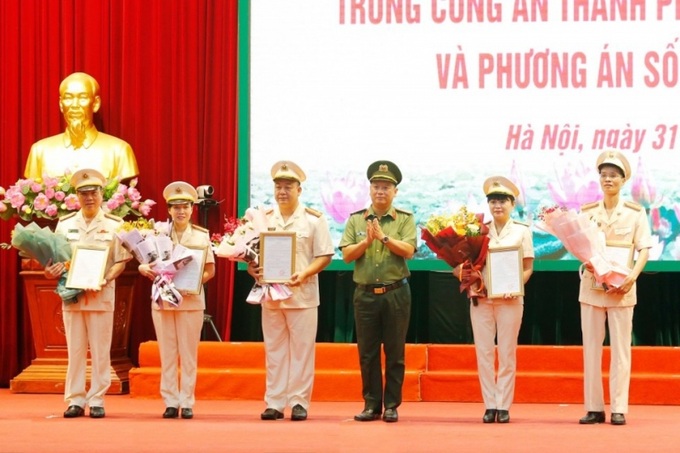 Đại tá Phạm Thanh Hùng - Phó Giám đốc Công an Hà Nội trao quyết định điều động, bổ nhiệm chỉ huy một số đơn vị.

