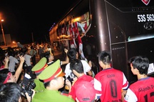 CĐV Việt Nam "phát cuồng" khi Arsenal đặt chân tới Hà Nội