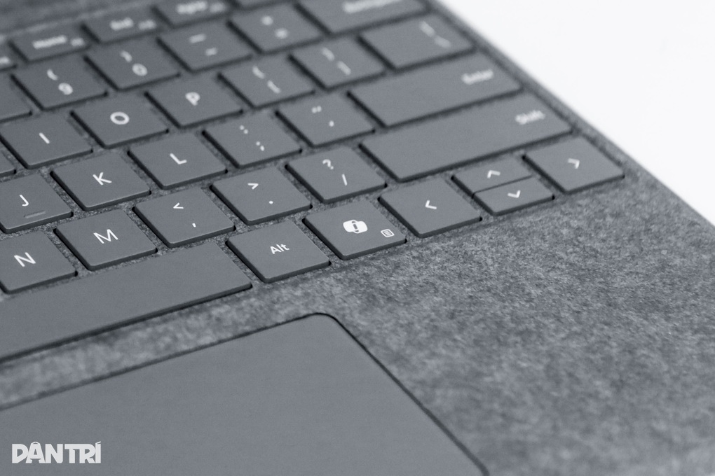 Cận cảnh máy tính AI đầu tiên của Microsoft, tích hợp phím Copilot - 3 Cận cảnh máy tính AI đầu tiên của Microsoft, tích hợp phím Copilot - 3