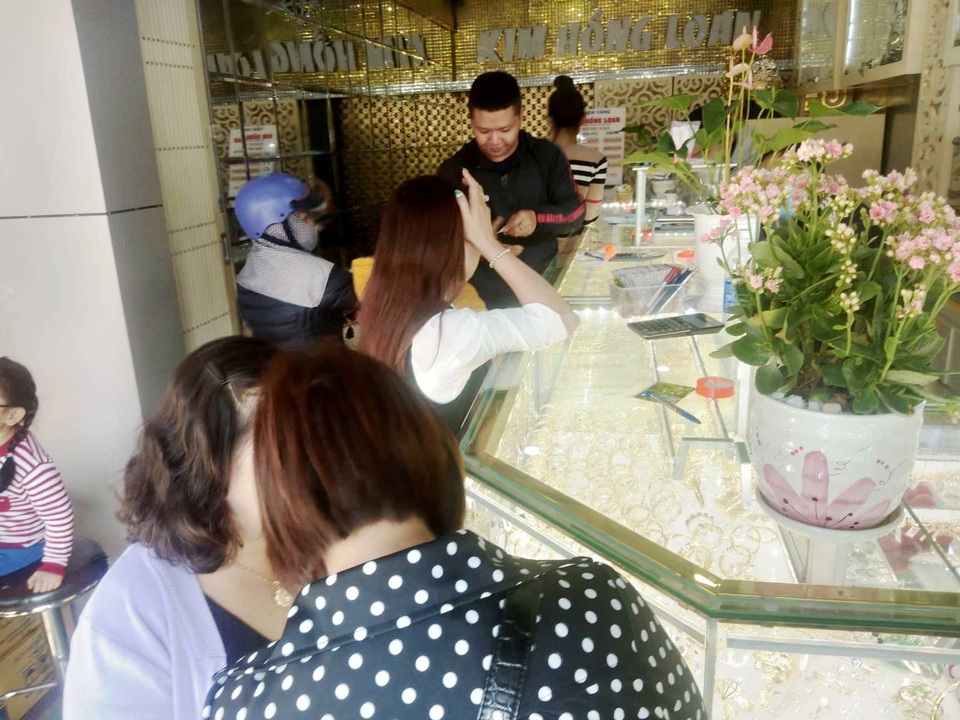 Sợ dịch Corona, các tiệm vàng trên cả nước vắng lặng trong ngày vía Thần Tài - 6 Sợ dịch Corona, các tiệm vàng trên cả nước vắng lặng trong ngày vía Thần Tài - 6