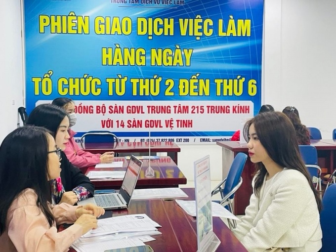 Trao đổi giữa nhà tuyển dụng và người lao động tại Sàn Giao dịch việc làm Hà Nội, 215 Trung Kính (Hà Nội), sáng 9/2/2023.