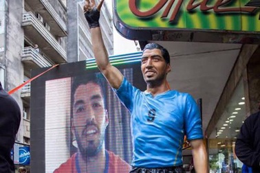 Người hâm mộ dựng tượng Luis Suarez