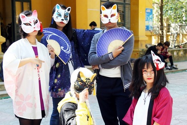 Bạn trẻ Hà thành đeo mặt nạ dự lễ hội Nhật Bản