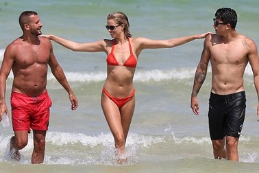 Hailey Clauson đẹp hút hồn với áo tắm đỏ