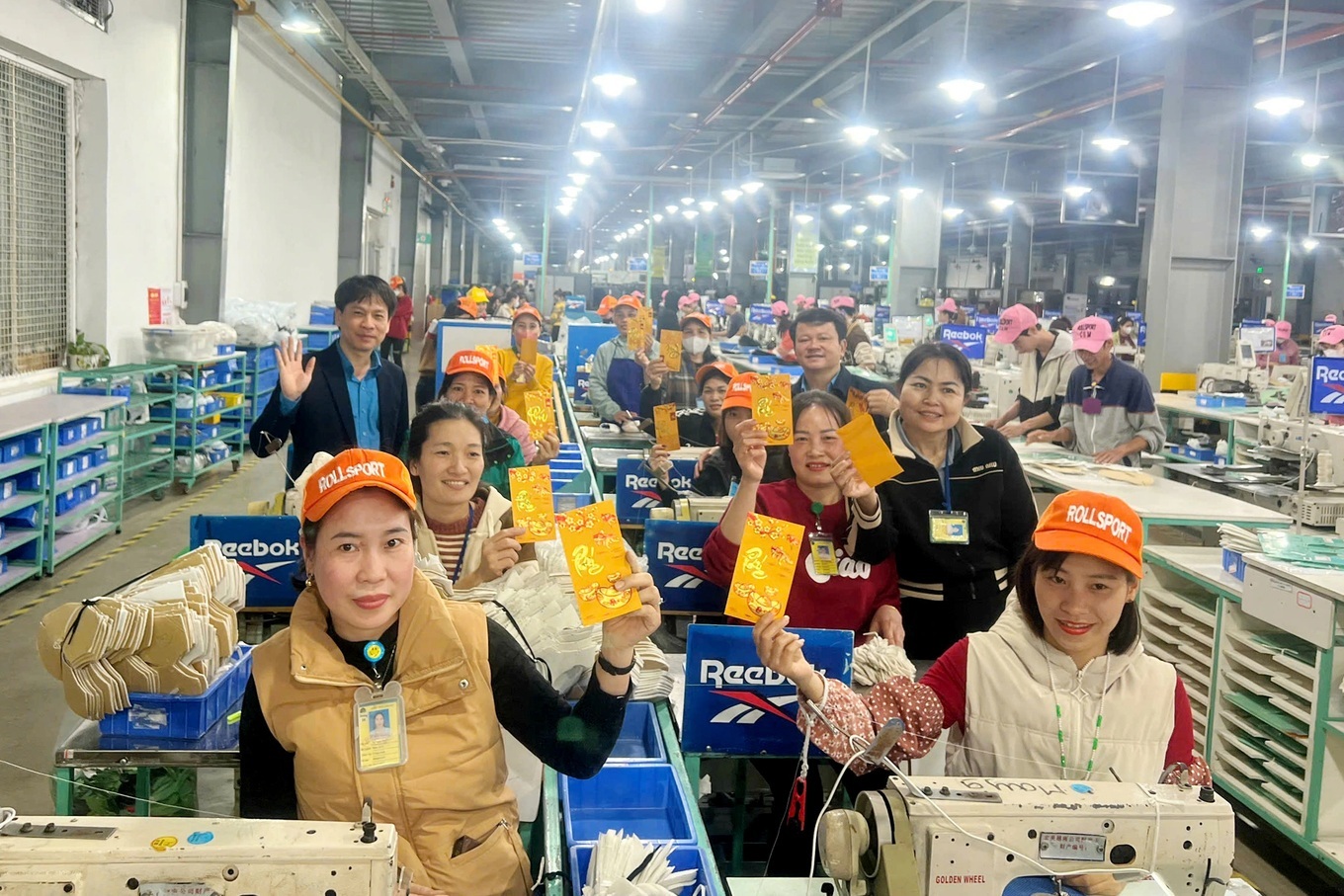 Tổ chức xe đưa đón, lì xì tiền triệu để hút lao động trở lại sau Tết - 2 Tổ chức xe đưa đón, lì xì tiền triệu để hút lao động trở lại sau Tết - 2