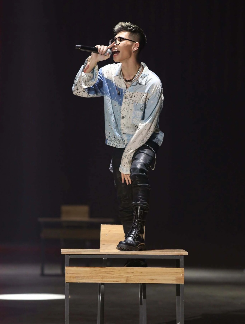 Rapper MCK bị mời làm việc sau phản ánh album có ngôn từ thô tục - 1