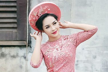 “Hot girl dao kéo” khoe vẻ đẹp mỹ miều trong tà áo dài dân tộc