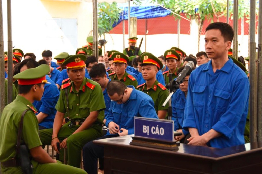 Xét xử phúc thẩm hơn 100 bị cáo vụ công ty luật đòi nợ khủng bố - 1 Xét xử phúc thẩm hơn 100 bị cáo vụ công ty luật đòi nợ khủng bố - 1