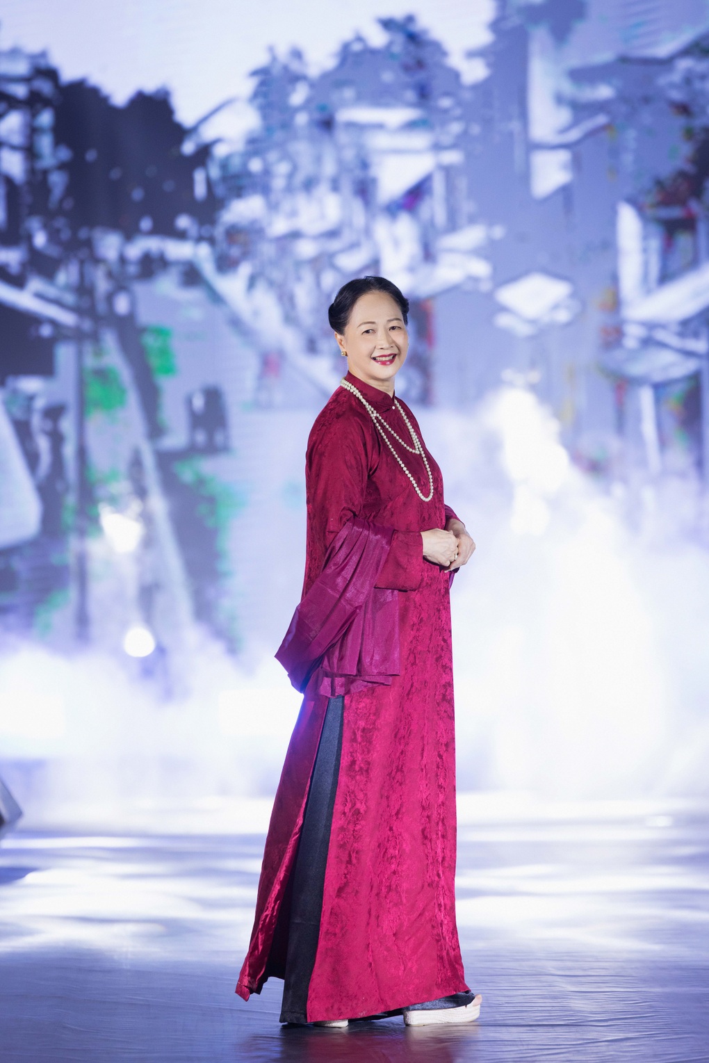 NSND Như Quỳnh ngồi xích lô, làm người mẫu áo dài - 3 NSND Như Quỳnh ngồi xích lô, làm người mẫu áo dài - 3