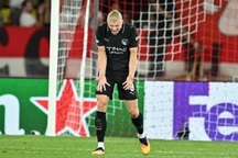 Haaland vượt qua huyền thoại Thierry Henry, nói điều cay đắng về Man City