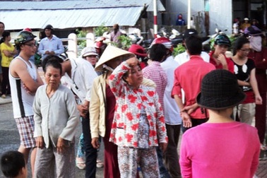 Con chết trong trại tạm giam, gia đình mang xác đi kêu oan