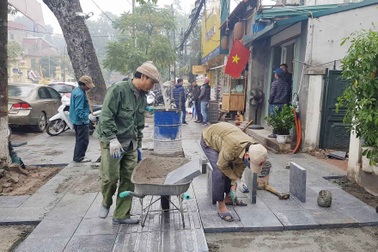 Quận Hoàn Kiếm tiếp tục lát đá vỉa hè bền 70 năm