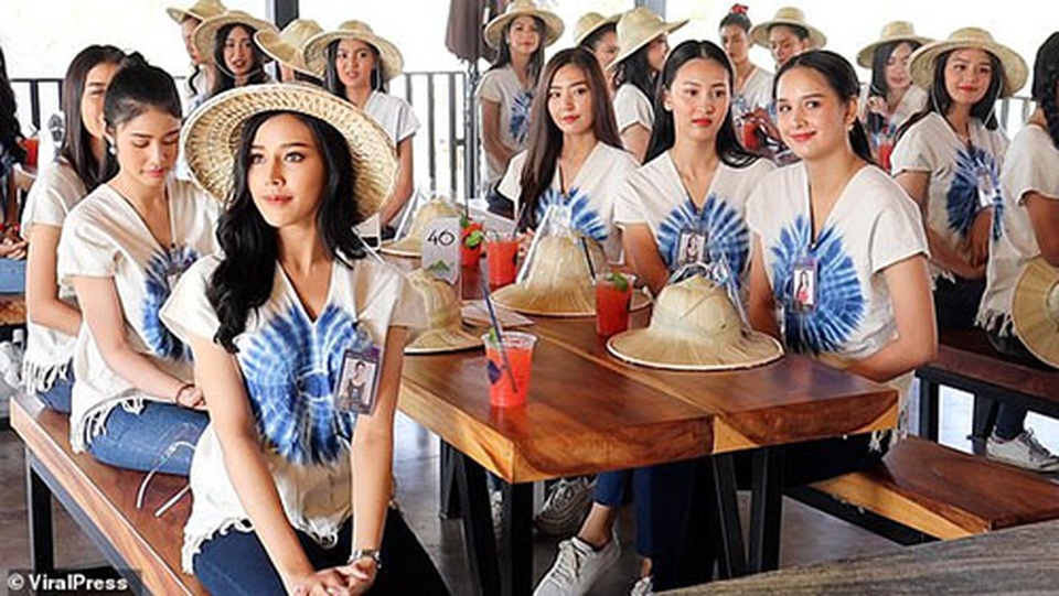 Cầu treo bất ngờ bị sập khi các người đẹp dự thi Hoa hậu Thái Lan - 1 Cầu treo bất ngờ bị sập khi các người đẹp dự thi Hoa hậu Thái Lan - 1