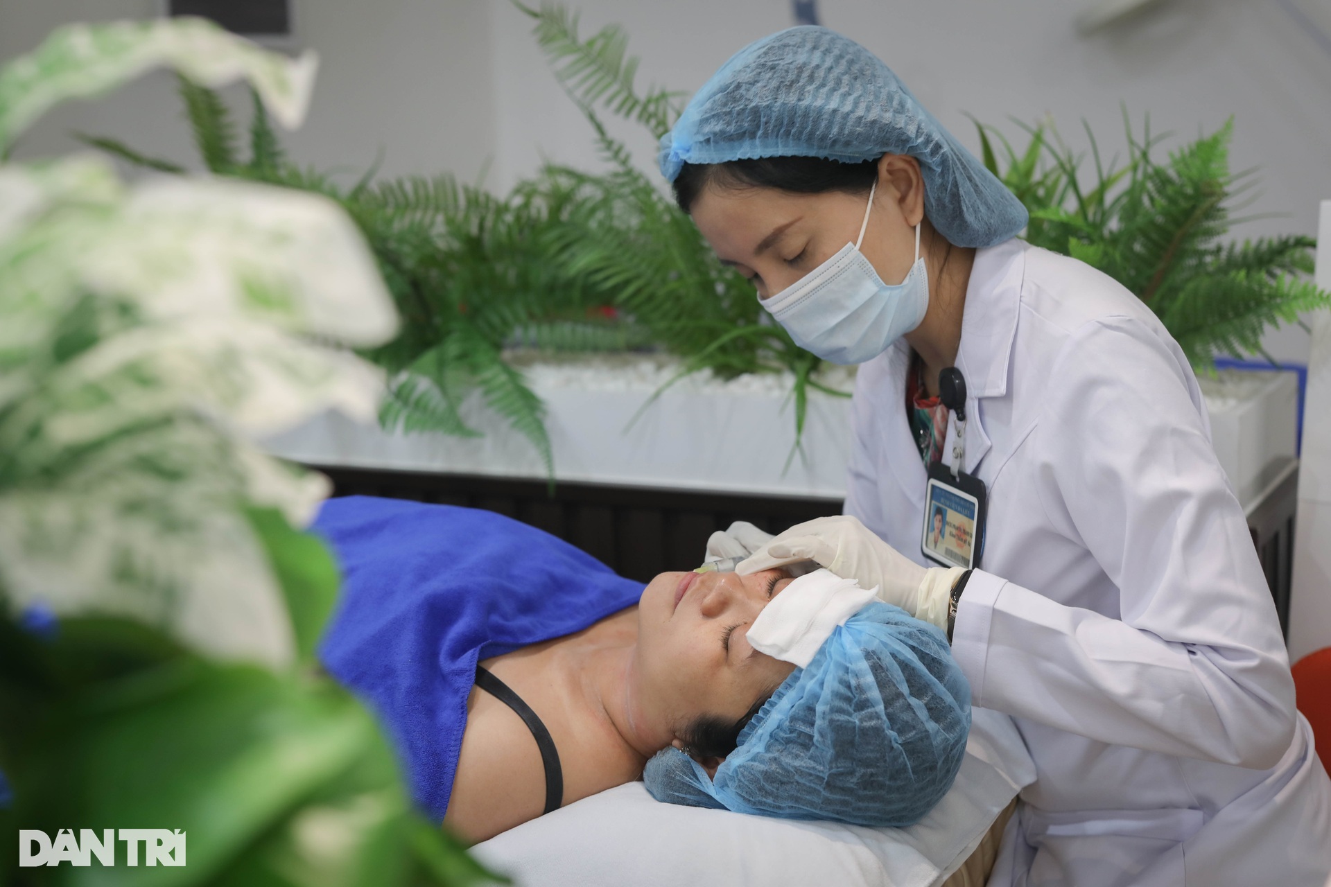 Nahaufnahme der Injektion, die die Jugend einer Frau in ihren 40ern zurückhält - 6 Cận cảnh mũi tiêm níu lại tuổi thanh xuân của người phụ nữ U40 - 6