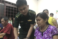 Lớp học xóa mù chữ vùng biên giới của hai thầy giáo mang màu áo lính