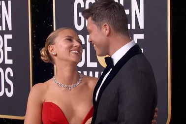 Scarlett Johansson tình tứ hôn chồng