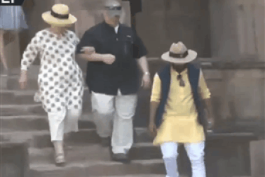 Cựu Ngoại trưởng Hillary Clinton liên tiếp vấp ngã khi thăm Ấn Độ