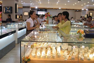 Giá vàng cao, nữ trang tiêu thụ chậm