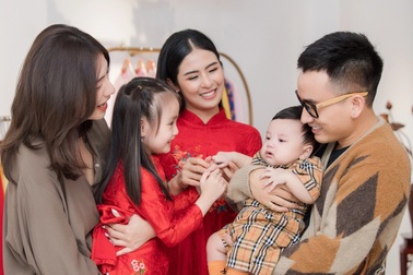 Hoa hậu Ngọc Hân tiết lộ hai con đỡ đầu