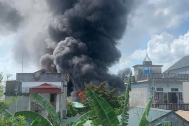 Xưởng đế giày bốc cháy dữ dội