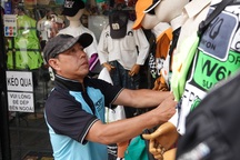 Loạt mặt hàng ế ẩm, chủ kinh doanh ngồi ngáp chờ qua "tháng cô hồn"