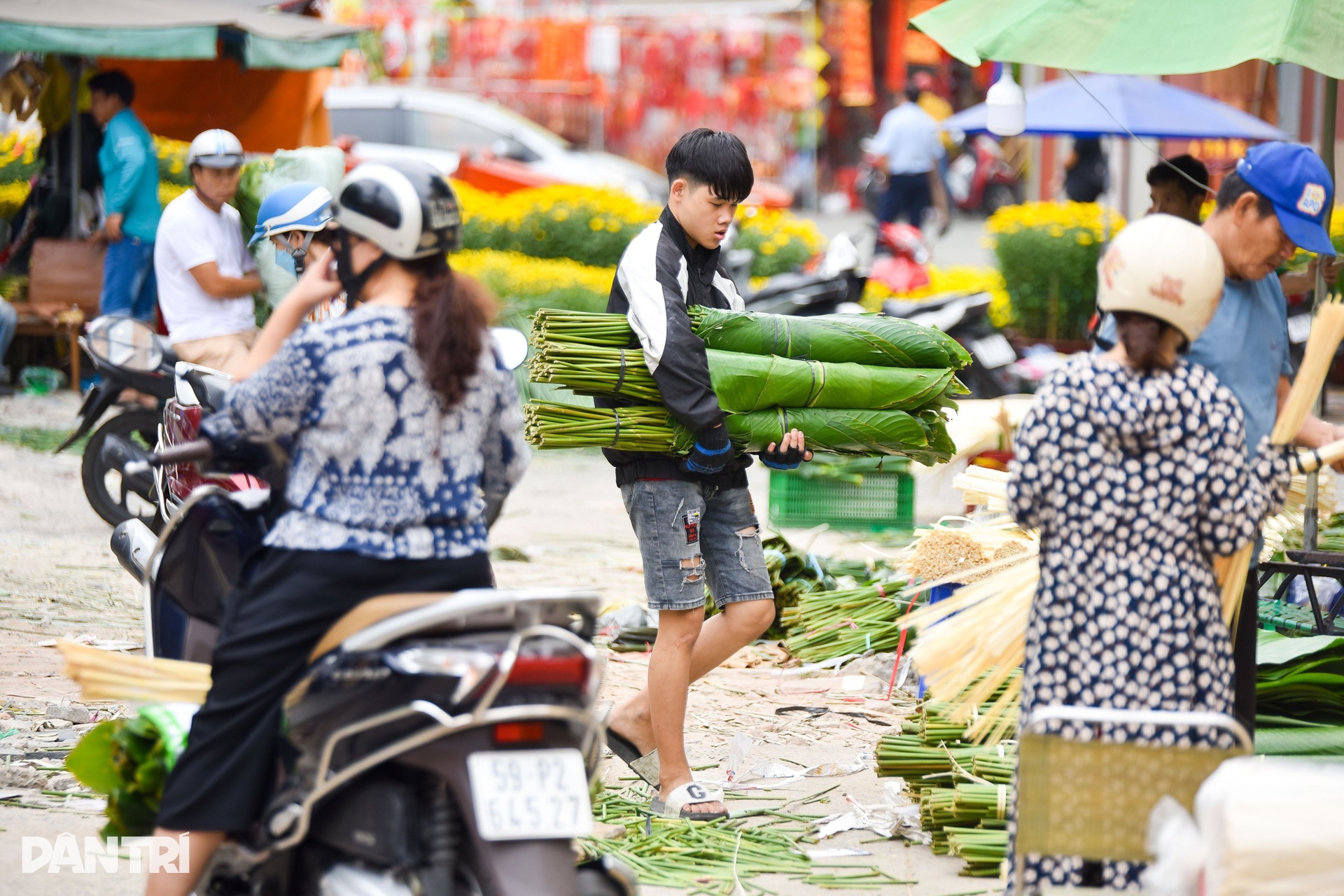 Tiểu thương bán tháo lá dong tại khu chợ một năm mở một lần ở TPHCM - 1 Tiểu thương bán tháo lá dong tại khu chợ một năm mở một lần ở TPHCM - 1