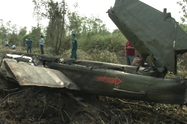 Tiếp cận các mảnh vỡ chiếc trực thăng quân sự rơi ở TPHCM