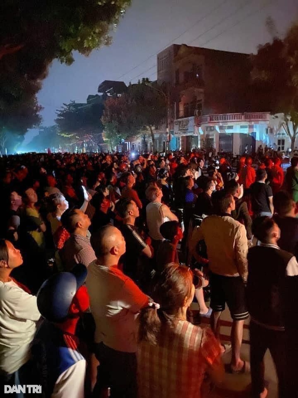 Hàng trăm người đứng kín đường xem cảnh giải cứu thanh niên leo cột điện - 1 Hàng trăm người đứng kín đường xem cảnh giải cứu thanh niên leo cột điện - 1