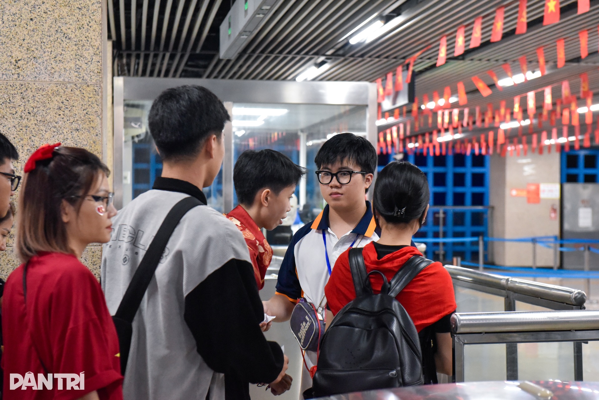 Hà Nội: Xuyên đêm nối những nhịp tàu rạo rực tình yêu đất nước - 4 Hà Nội: Xuyên đêm nối những nhịp tàu rạo rực tình yêu đất nước - 4