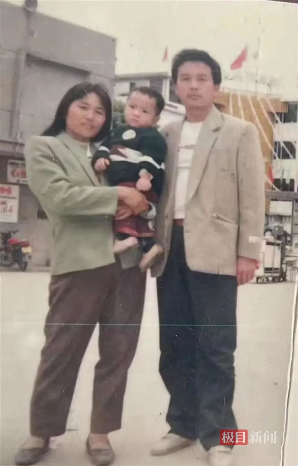 Bé trai bị bỏ rơi ngoài bãi rác và cái kết bất ngờ sau 29 năm - 1 Bé trai bị bỏ rơi ngoài bãi rác và cái kết bất ngờ sau 29 năm - 1
