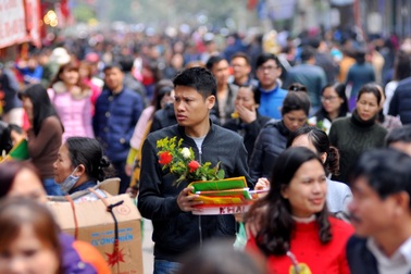 "Mướt mồ hôi" chen chân lễ Phủ Tây Hồ ngày Rằm tháng Giêng