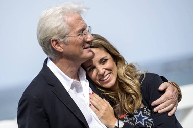 Richard Gere sắp cưới bạn gái kém 33 tuổi