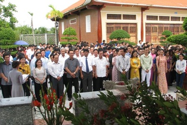 Vọng vang bài ca “vua” sân khấu tại lễ tưởng niệm nhạc sĩ Cao Văn Lầu