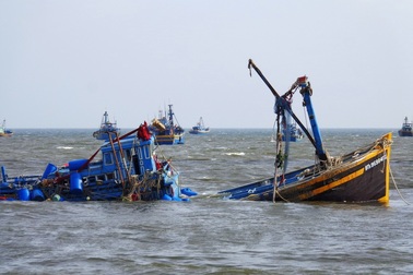 Vụ chìm tàu tại Bình Thuận: Lai dắt thành công tàu bị nạn vào bờ