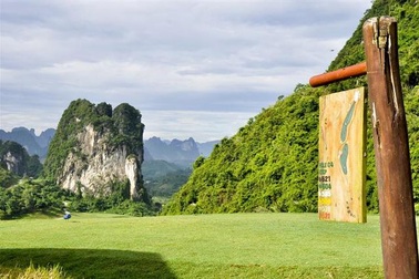 Sân golf 300 ha tại Hoà Bình xây dựng sai quy định vẫn được "ưu ái"