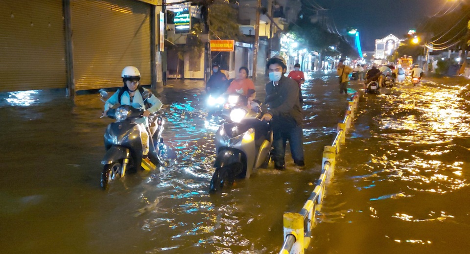 Con đường ngập suốt nửa ngày sau cơn mưa ở Sài Gòn - 6 Con đường ngập suốt nửa ngày sau cơn mưa ở Sài Gòn - 6