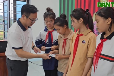 Tiếp tục trao thẻ BHYT tới nhiều học sinh khó khăn