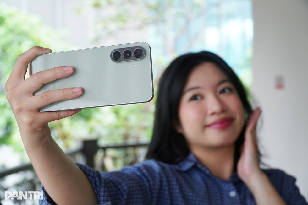 Trải nghiệm Samsung Galaxy A56 5G: Gen Z tấm tắc nhưng vẫn nói tuy nhiên - 1 Trải nghiệm Samsung Galaxy A56 5G: Gen Z tấm tắc nhưng vẫn nói tuy nhiên - 1