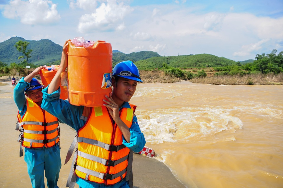 Nhà mạng huy động toàn lực cùng miền Trung khắc phục hậu quả bão lũ - 3 Nhà mạng huy động toàn lực cùng miền Trung khắc phục hậu quả bão lũ - 3