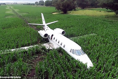 Máy bay Argentina "mài bụng" xuống đất do động cơ trục trặc